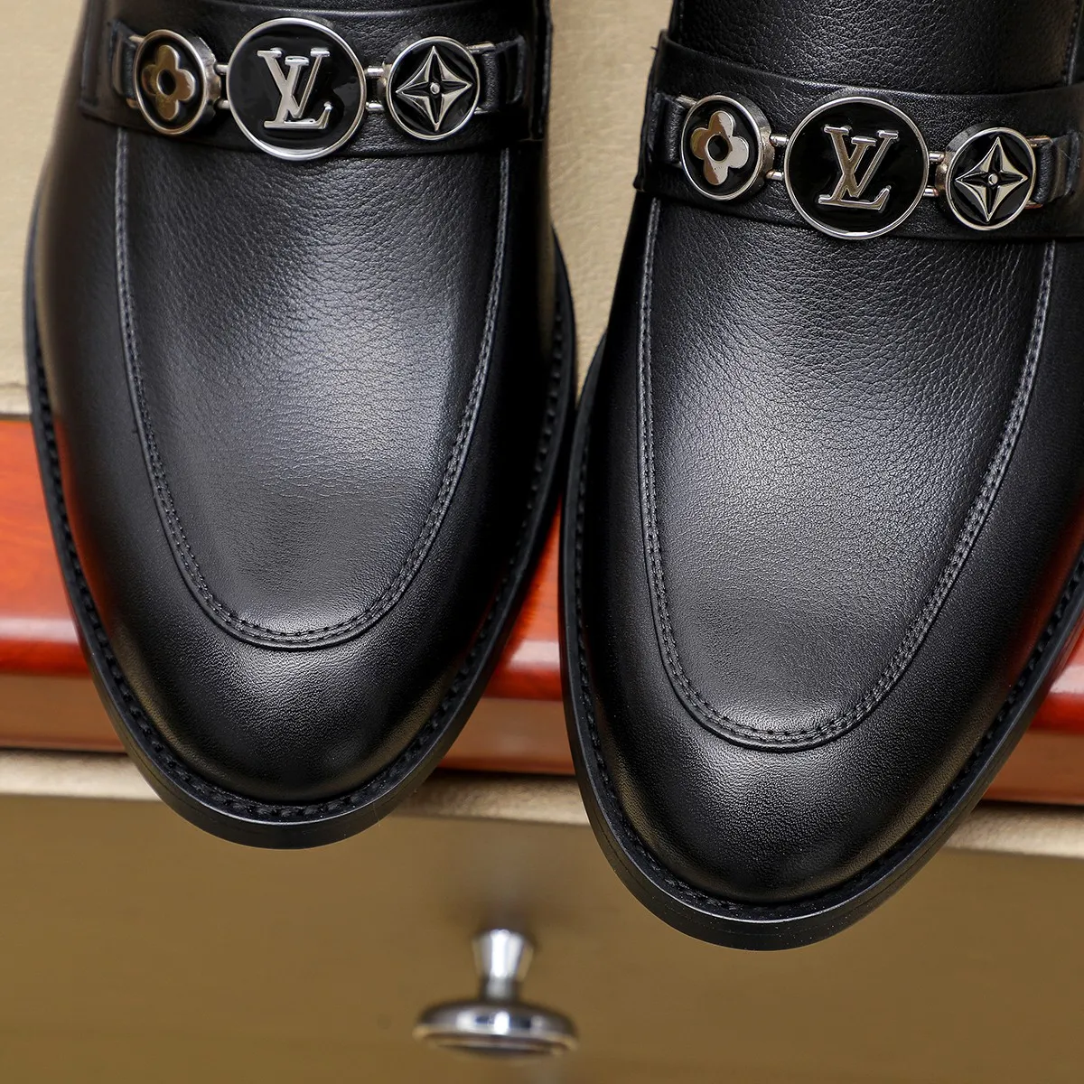 Men's Men's Shoes 💰420 💰[Louis Vuitton] LV high-end business formal leather shoes! ! Luxurious and elegant style, equal emphasis on practicality and style, professional focus on details and quality, counter original 1⃣️: 1⃣️ super accurate reproduction👍🏻! Material: The upper is made of imported original soft 🐂cowhide ➕imported first-layer sheepskin lining. Original anti-slip and wear-resistant outsole! Code number: 39--45, (38.46 custom-made) Large quantities in stock!